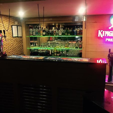 Vivek Hotel New Delhi Buitenkant foto