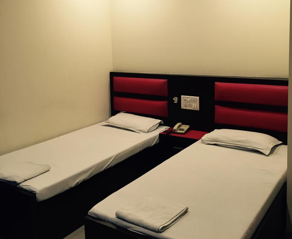 Vivek Hotel New Delhi Buitenkant foto