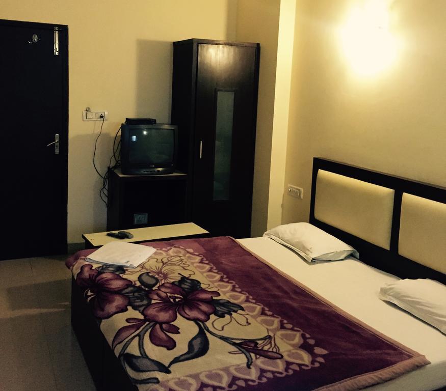Vivek Hotel New Delhi Buitenkant foto