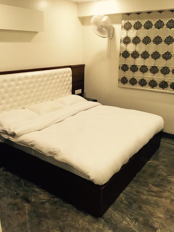 Vivek Hotel New Delhi Buitenkant foto