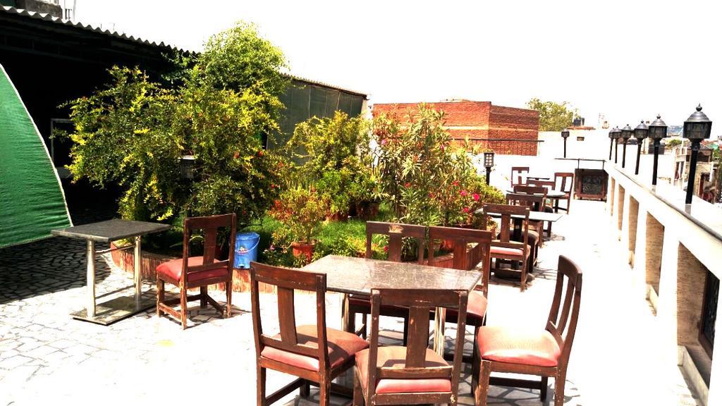 Vivek Hotel New Delhi Buitenkant foto