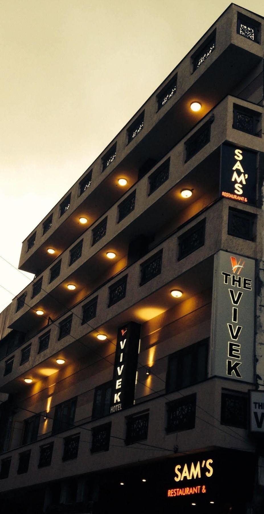 Vivek Hotel New Delhi Buitenkant foto
