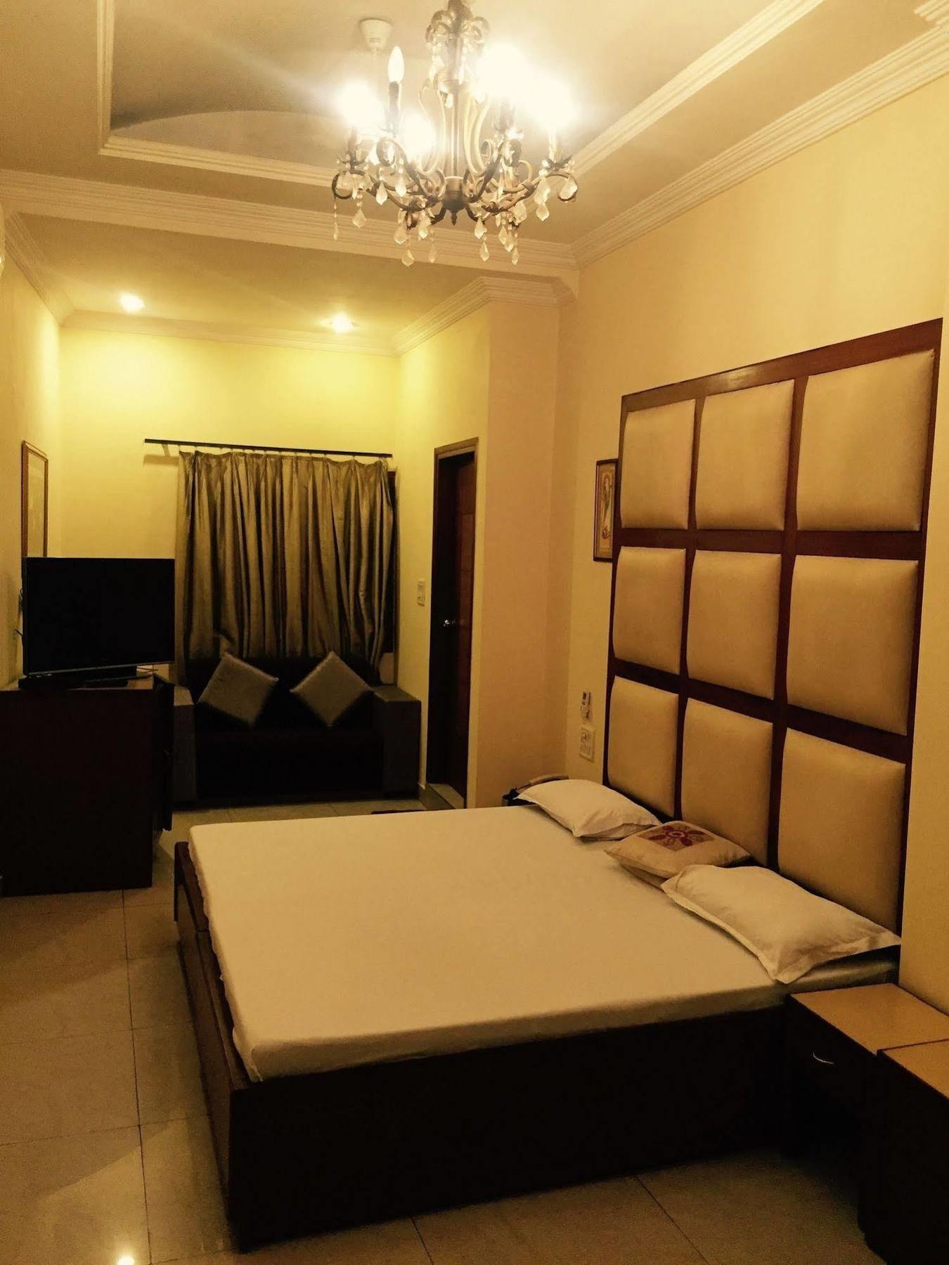 Vivek Hotel New Delhi Buitenkant foto