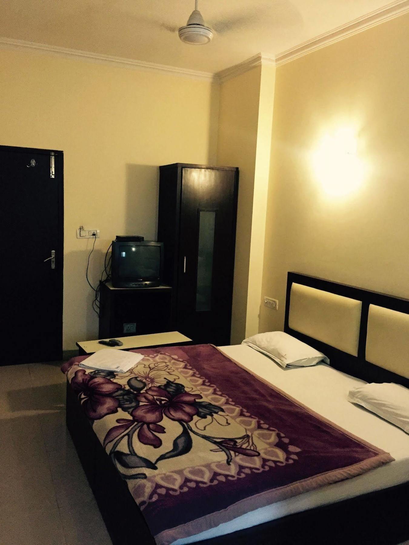 Vivek Hotel New Delhi Buitenkant foto