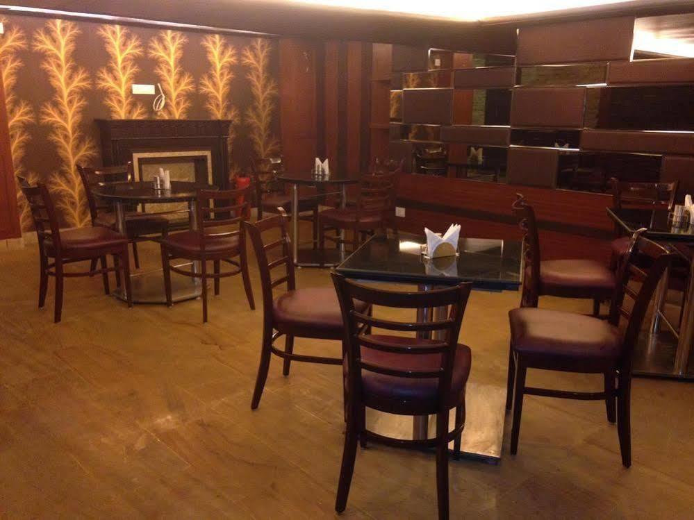 Vivek Hotel New Delhi Buitenkant foto